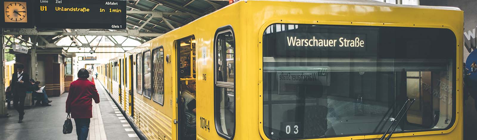 A view of the U bahn, pulling into the station